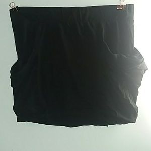 Woman's black skirt with pockets